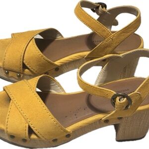 American Eagle chunky heels Size 6 sandals mustard yellow excellent for fall
